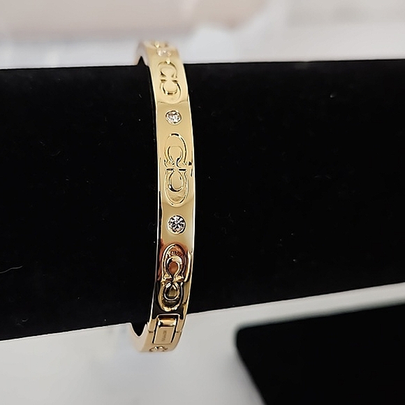 Coach NWT Kissing "C" Bangle Bracelet - Picture 1 of 4